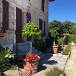 La Maison Des Ateliers Bed and Breakfast 3*