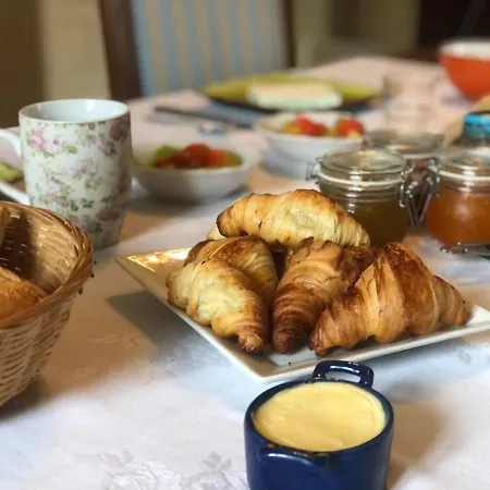 La Maison Des Ateliers Bed & Breakfast *